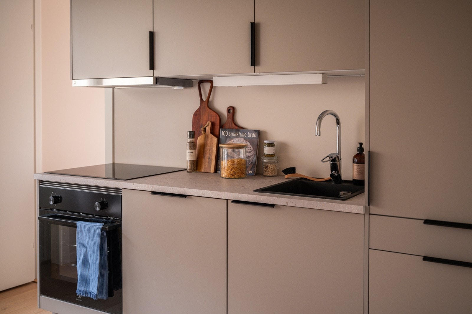 Stilrent og moderne HTH-kjøkken som var nytt i 2025. Innredningen har glatte fronter i en fin varm farge og laminert benkeplate med nedfelt oppvaskkum. Kjøkkenet er utstyrt fullt utstyrt med hvitevarer som medfølger i handelen. Galleribilde