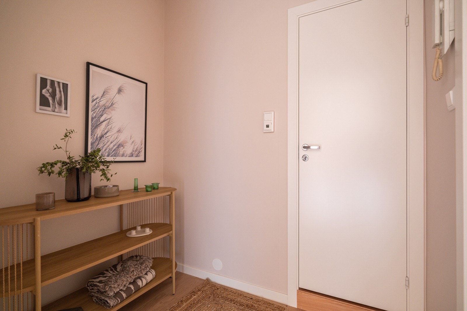 Du tar deg opp til leiligheten i byggets 2. etasje via felles trapperom med heis. Når du entrer leiligheten får du umiddelbart et positivt inntrykk av den fine leiligheten med sin gode og moderne standard. Galleribilde