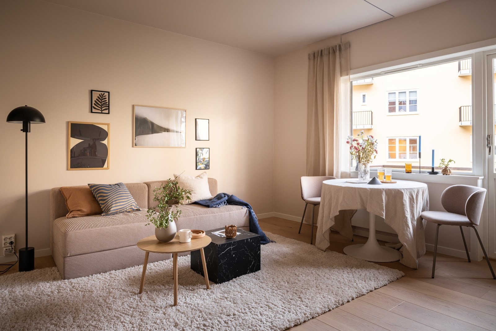 En lys og innbydende 2-roms leilighet som ble pusset opp i 2025. Galleribilde