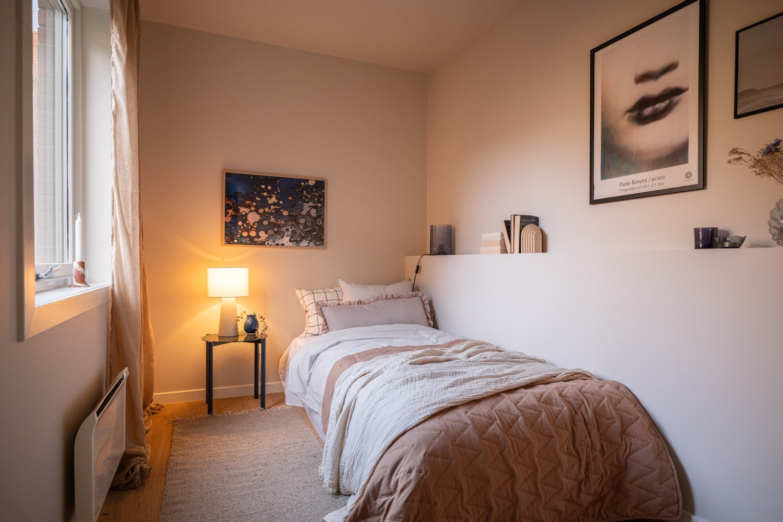 Leiligheten har et lyst og innbydende soverom mot rolig bakgård. Galleribilde