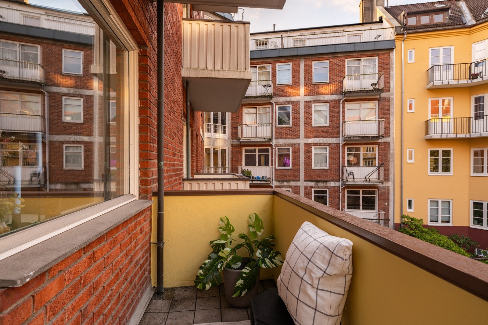 Balkongen har flislagt gulv og plass til en hyggelig sittegruppe etter eget ønske. Galleribilde