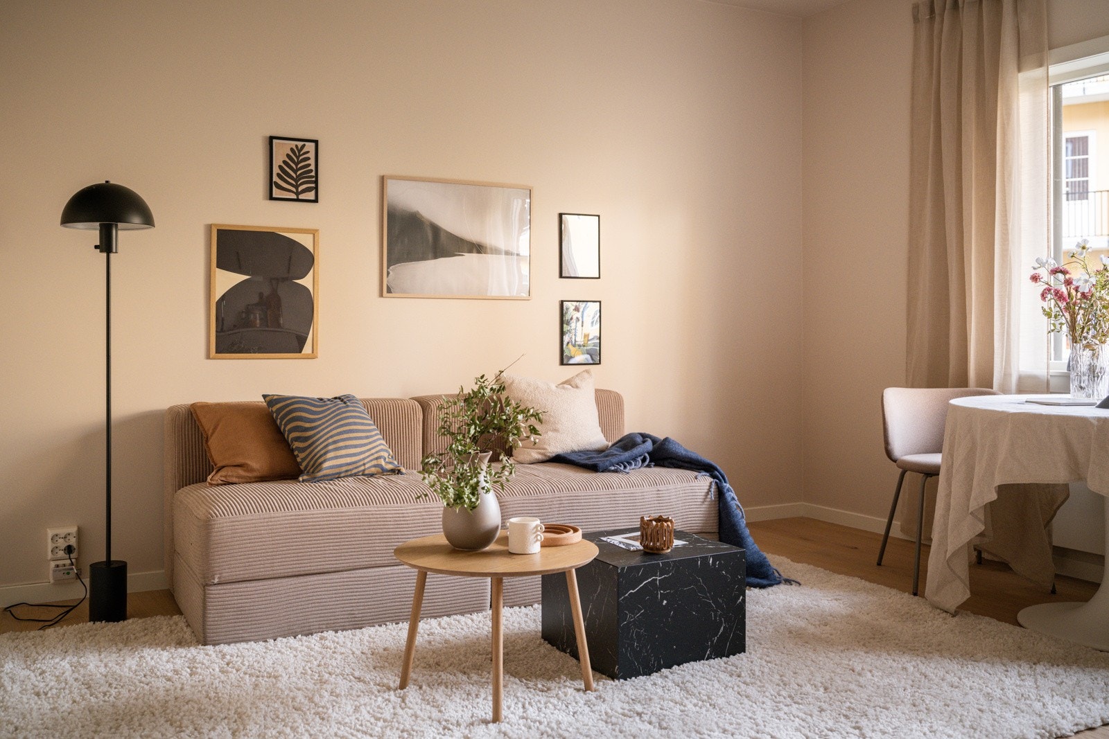 God og moderne standard med flott enstavs parkett (Pergo fjell) fra 2025 på gulv, skjult elektrisk anlegg og glatte overflater malt i en delikat lys farge i 2025. Galleribilde