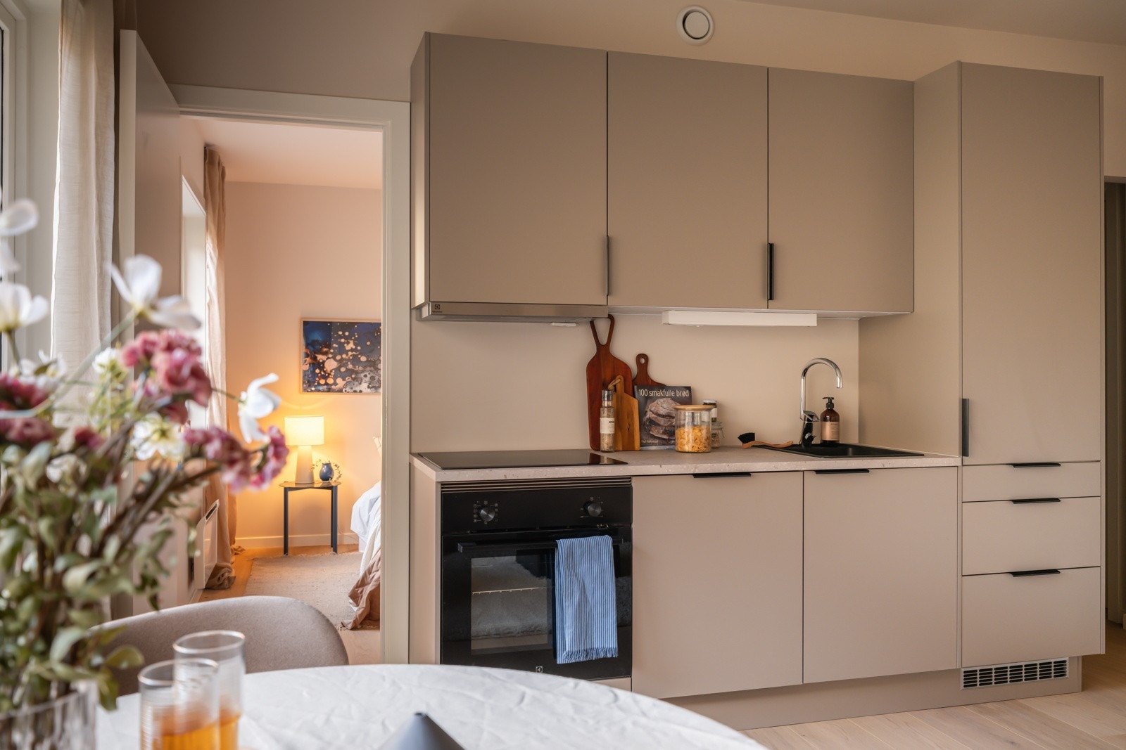 Medfølgende hvitevarer som nedfelt induksjonstopp, stekeovn, oppvaskmaskin og kjøleskap med frysedel. Det er kjøkkenventilator med kullfilter. Alle hvitevarer følger med. Galleribilde