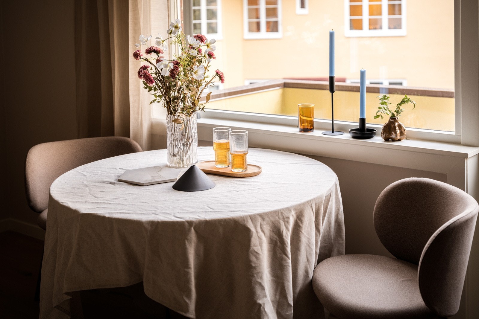 Vinduene har også fine brede vinduskarmer som er perfekte for planter og dekor. Galleribilde