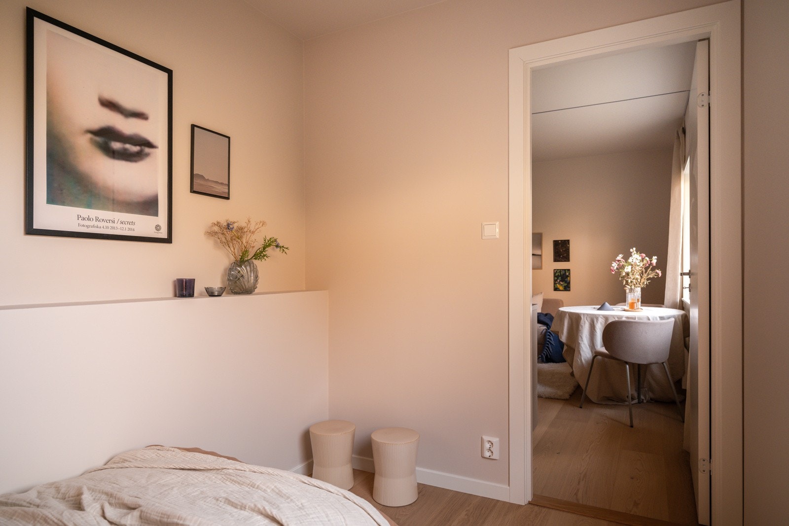 På soverommet er det plass til seng med tilhørende nattbord, samt en kommode eller annen garderobeløsning. Galleribilde