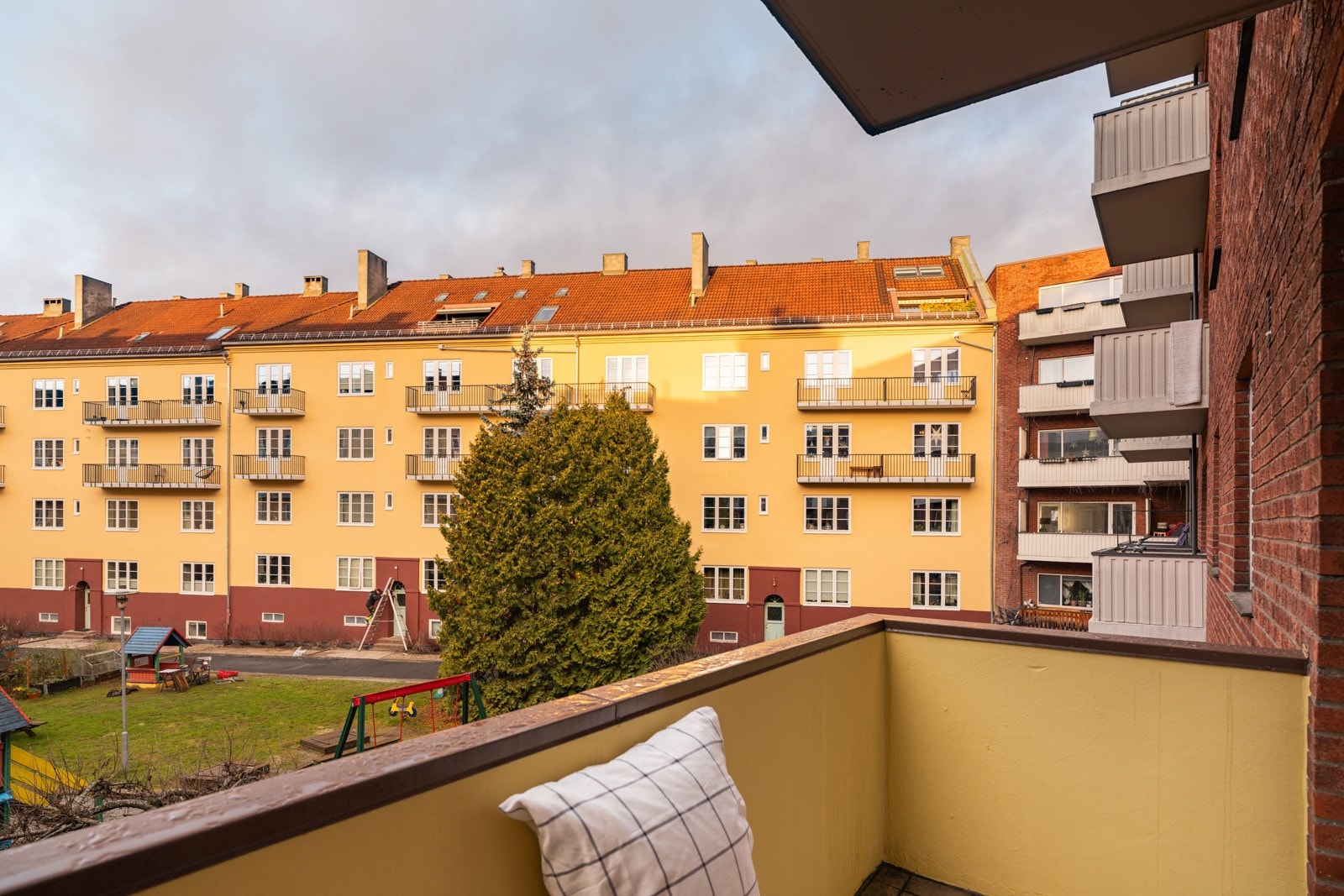 Beliggenheten mot vest sørger for gode solforhold på ettermiddag og kveld. Dette er en flott plass for lange og late sommerdager og -kvelder! Galleribilde