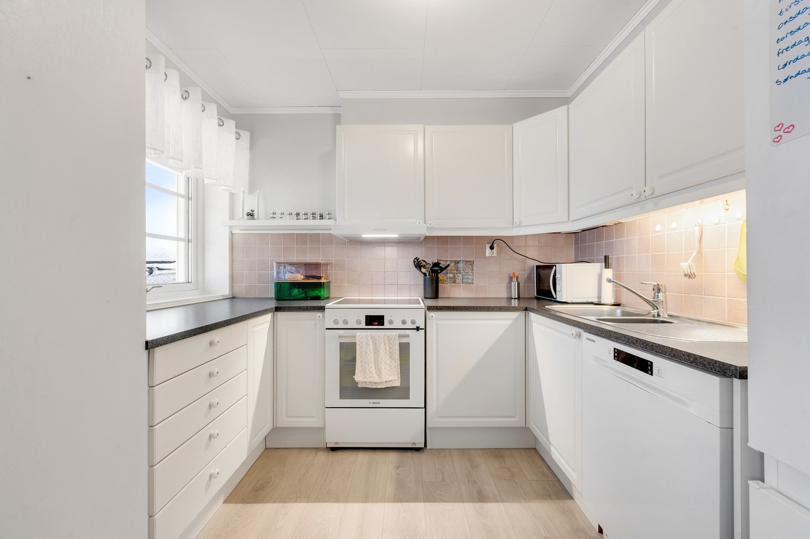 - Kjøkken med rikelig oppbevaringsmuligheter i skuffer og skap og frittstående hvitevarer. Foto: H5 Galleribilde