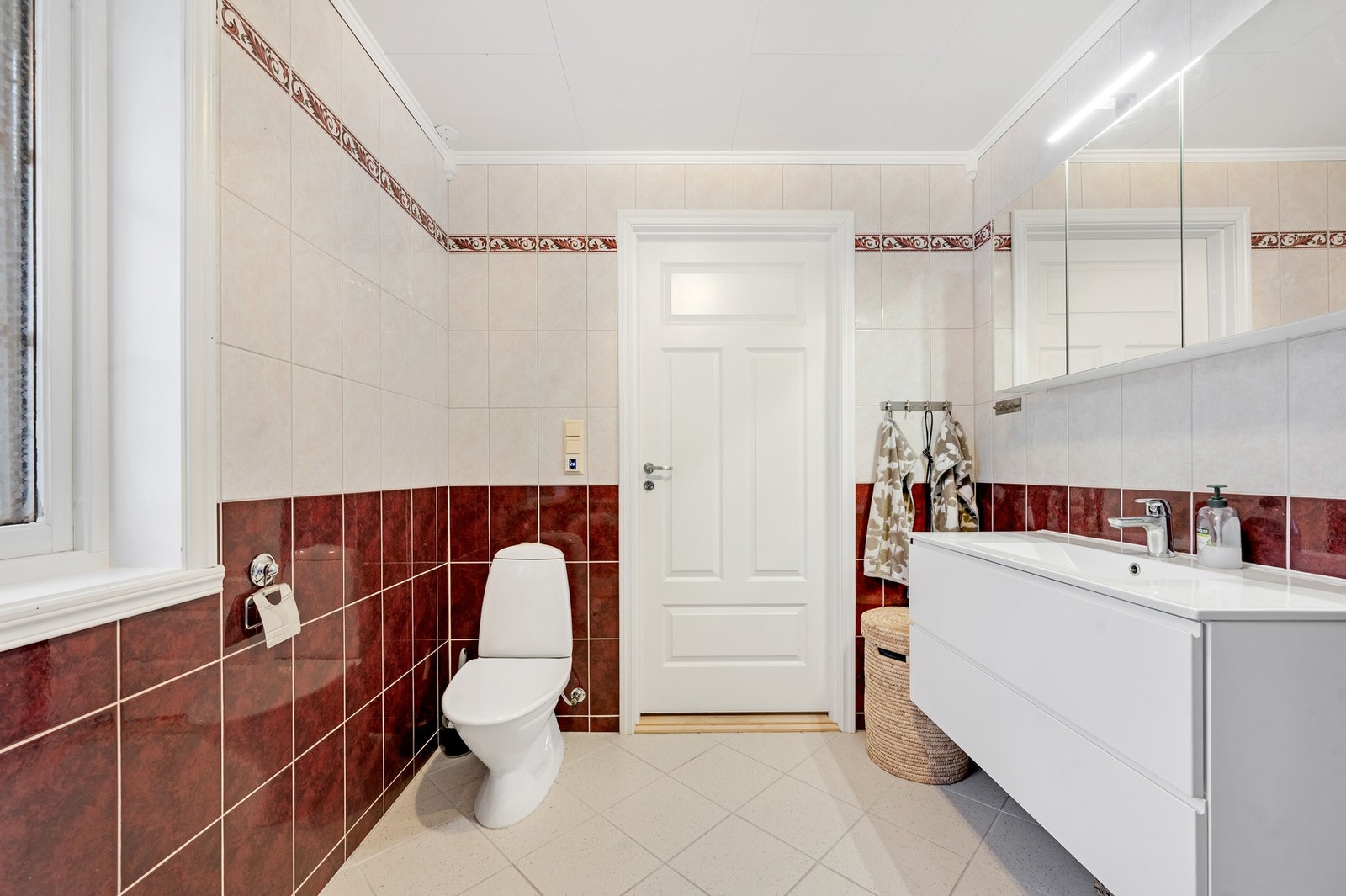 - Badet er fra byggeår med fliser på vegger og gulv. Foto: H5 Galleribilde