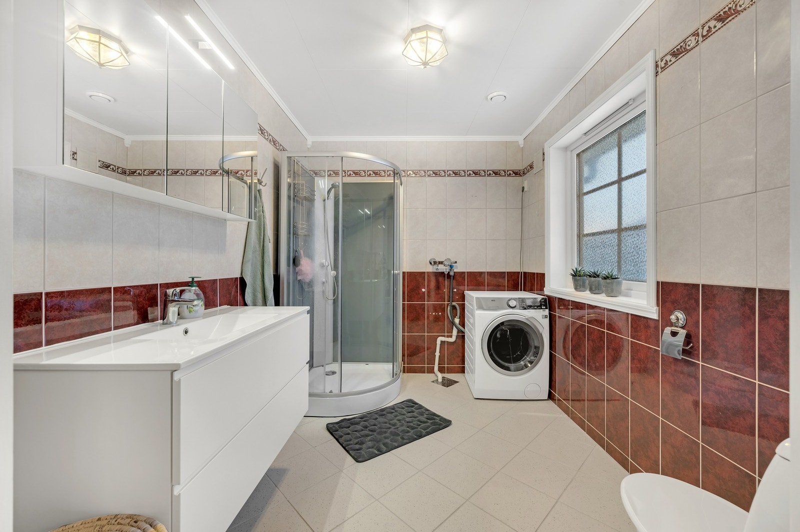 - Pent flislagt bad fra byggeår på hovedplanet med ny innredning fra 2024 og opplegg for vaskemaskin. Foto: H5 Galleribilde