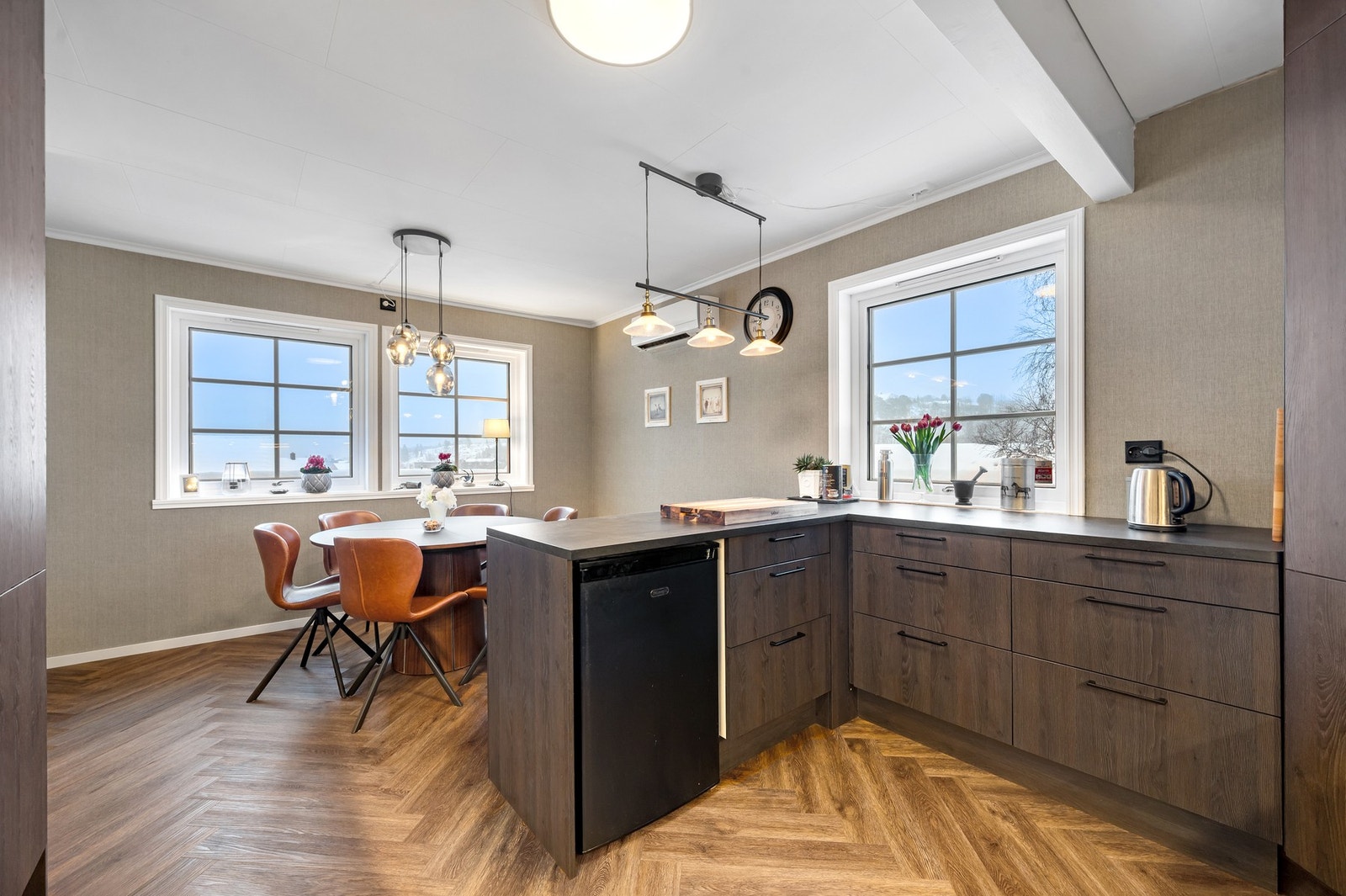 - Innredningen har et klassisk og tidløst uttrykk og står i stil til fiskebeinsmønstret gulv. Foto: H5 Galleribilde