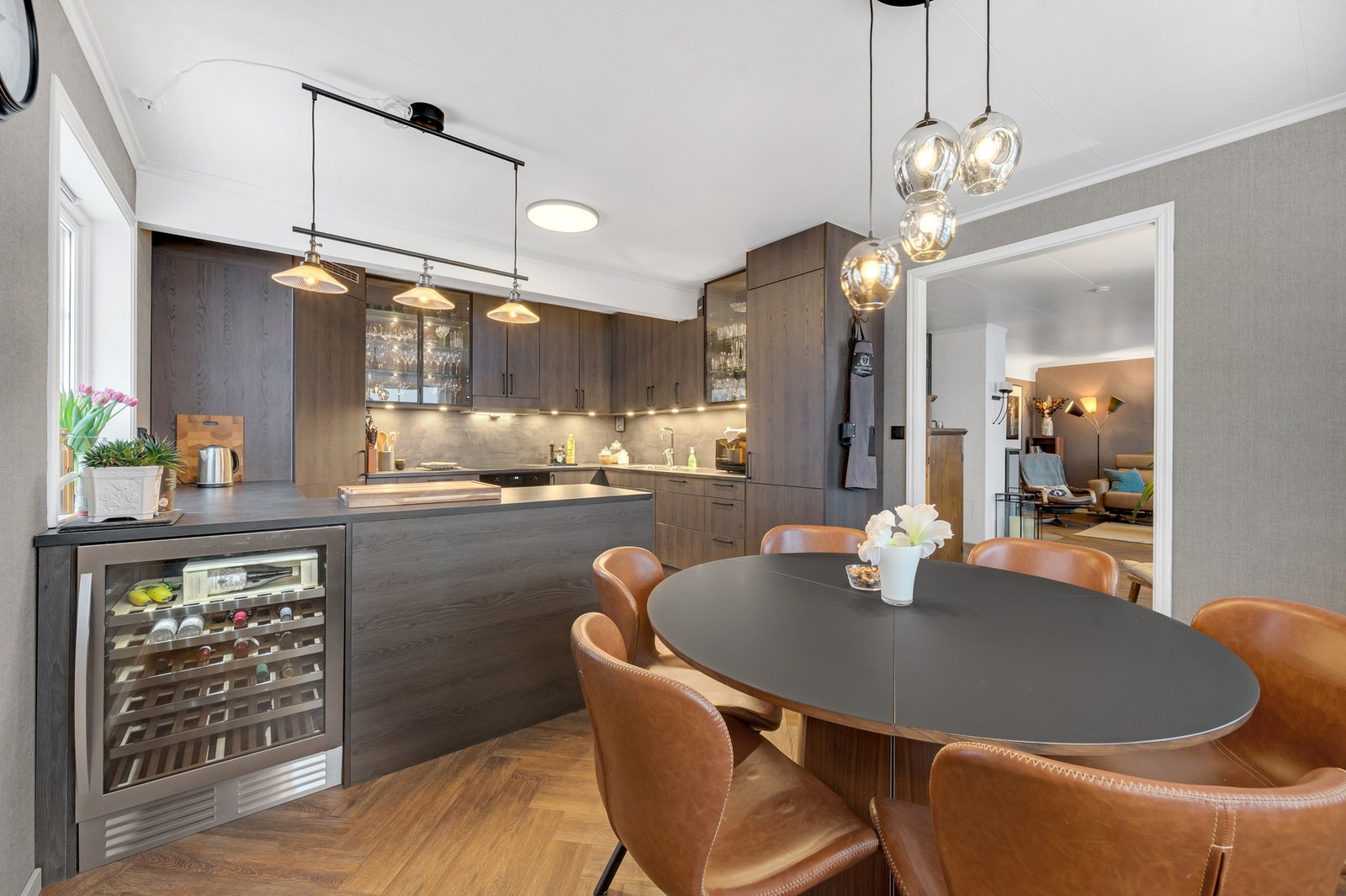 - Vi starter med hoveddelen som har et nyoppusset og delikat kjøkken fra HTH med integrerte hvitevarer og fine detaljer. Foto: H5 Galleribilde