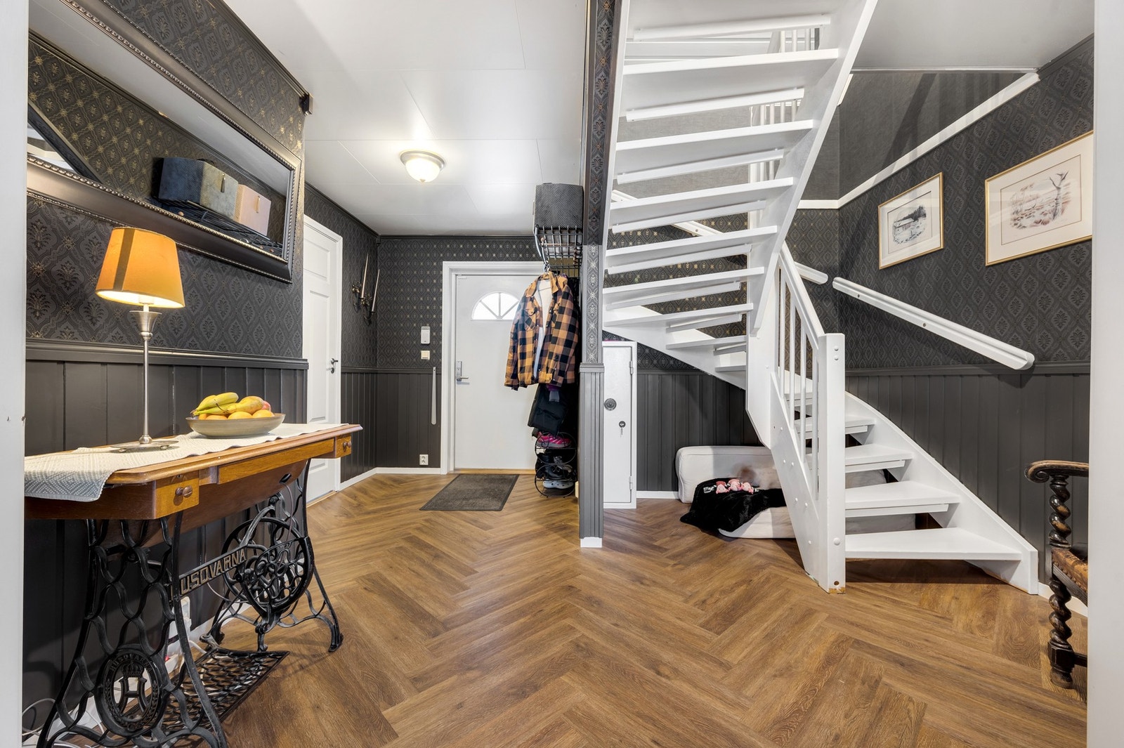 - Vi er nå ute i hallen som er romslig med nytt gulv og dør inn til badet. Foto: H5 Galleribilde