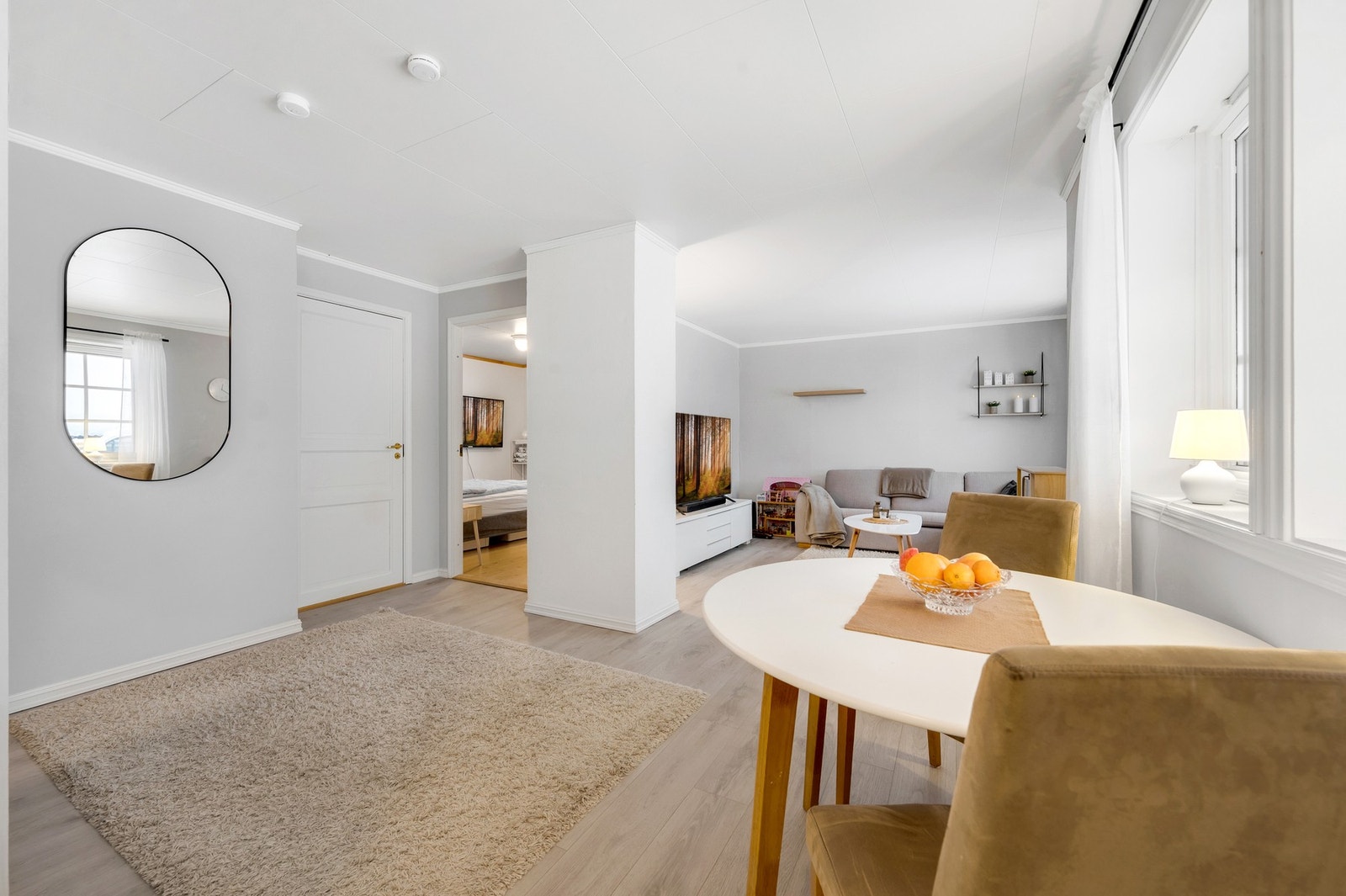 - I underetasje er det en romslig og flott utleiedel (Kr 10.350,- pr mnd) med bla. 2 soverom, stue, kjøkken, bad, vaskerom og bod. Foto: H5 Galleribilde