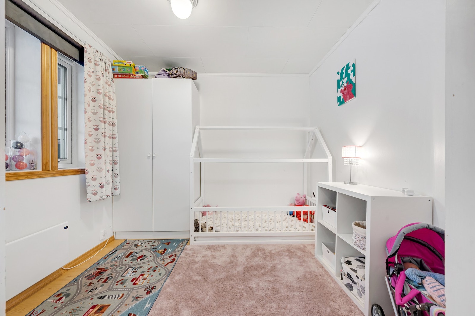- Koselig soverom i underetasje som idag funker utmerket som barnerom. Foto: H5 Galleribilde