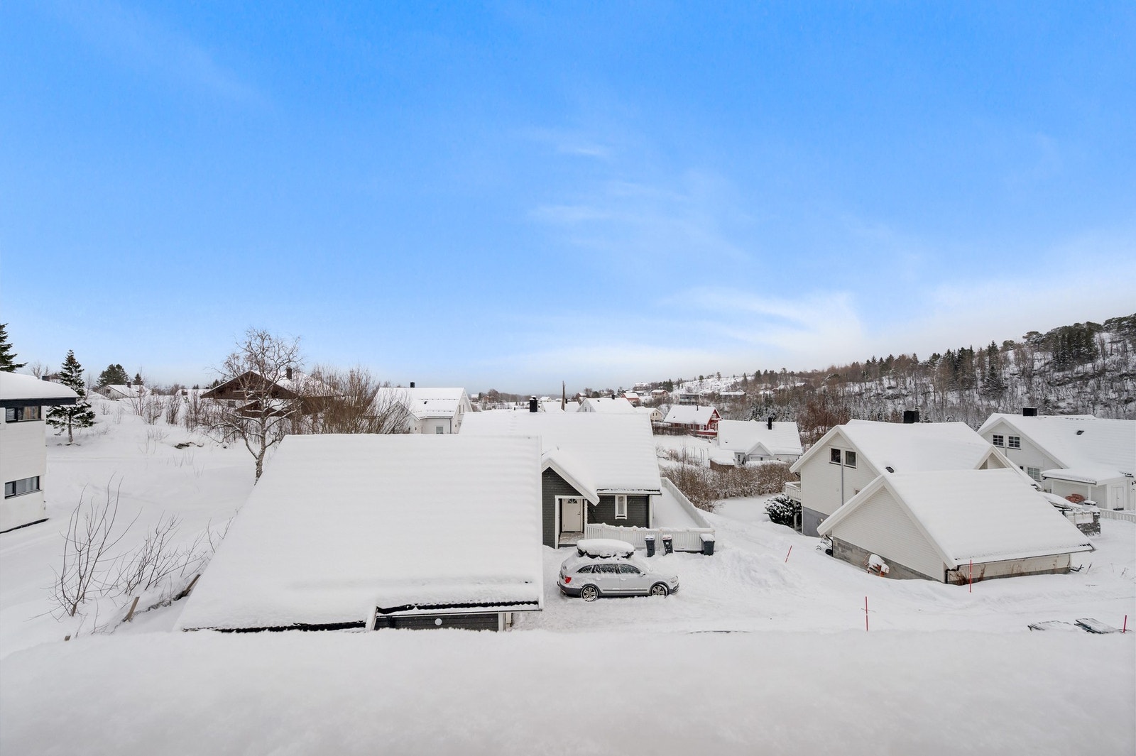 - Flott utsikt over nærområdet fra stuevinduet. Foto: H5 Galleribilde
