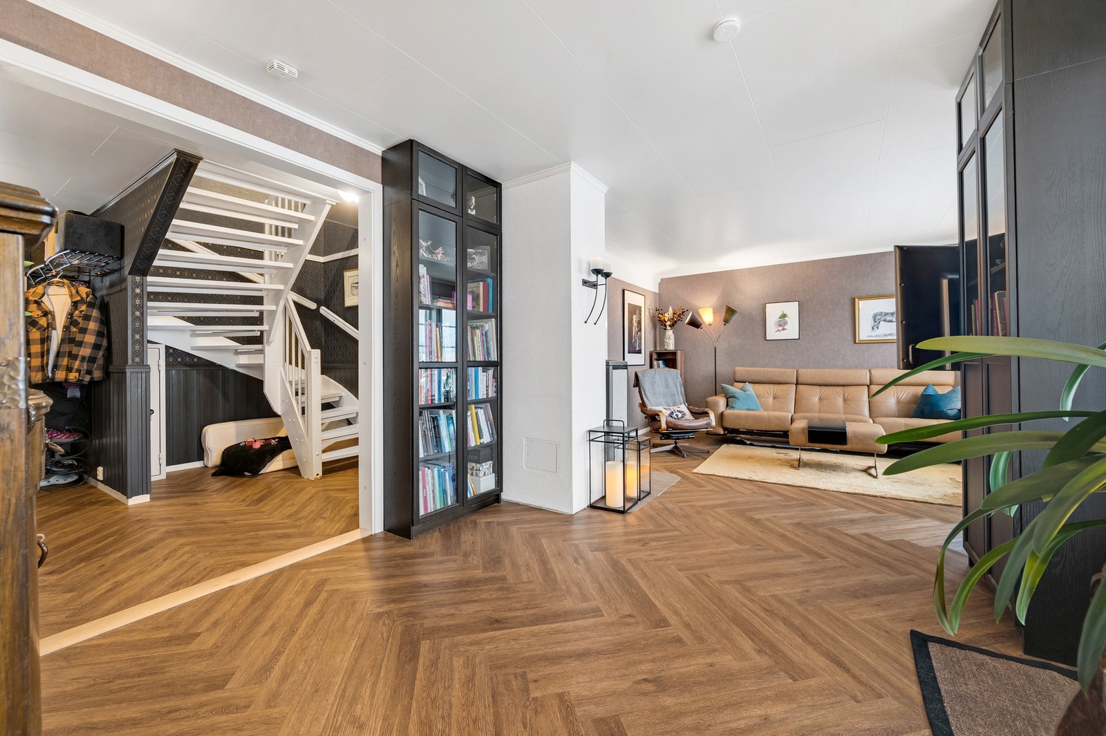 - Stuen er også pusset opp i 2023 med nye overflater slik at du kan flytte rett inn uten å tenke på oppussing. Foto: H5 Galleribilde