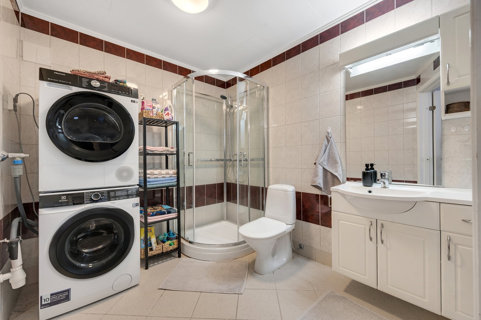 - Badet i utleiedelen er fra byggeår og fremstår som pent med fliser på vegger og gulv. Foto: H5 Galleribilde