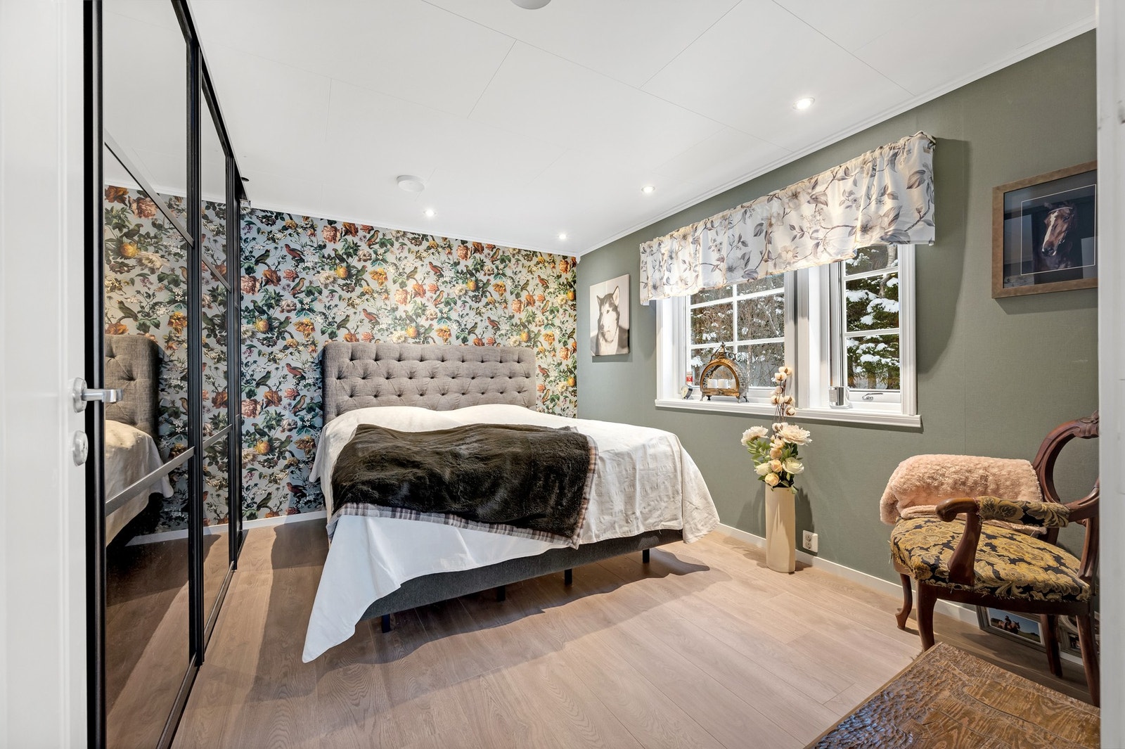 - Hovveddelen har 5 soverom, hvor hovedsoverommet ligger på hovedplanet med dør inn fra stue. Foto: H5 Galleribilde