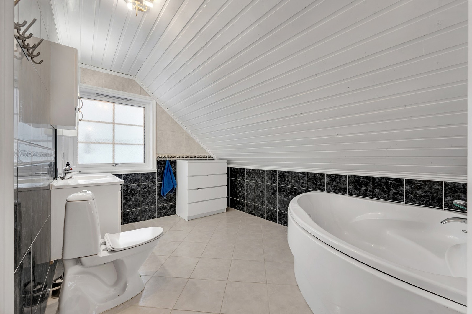 - På loft er det et romslig flislagt bad med stort hjørnebadekar. Foto: H5 Galleribilde