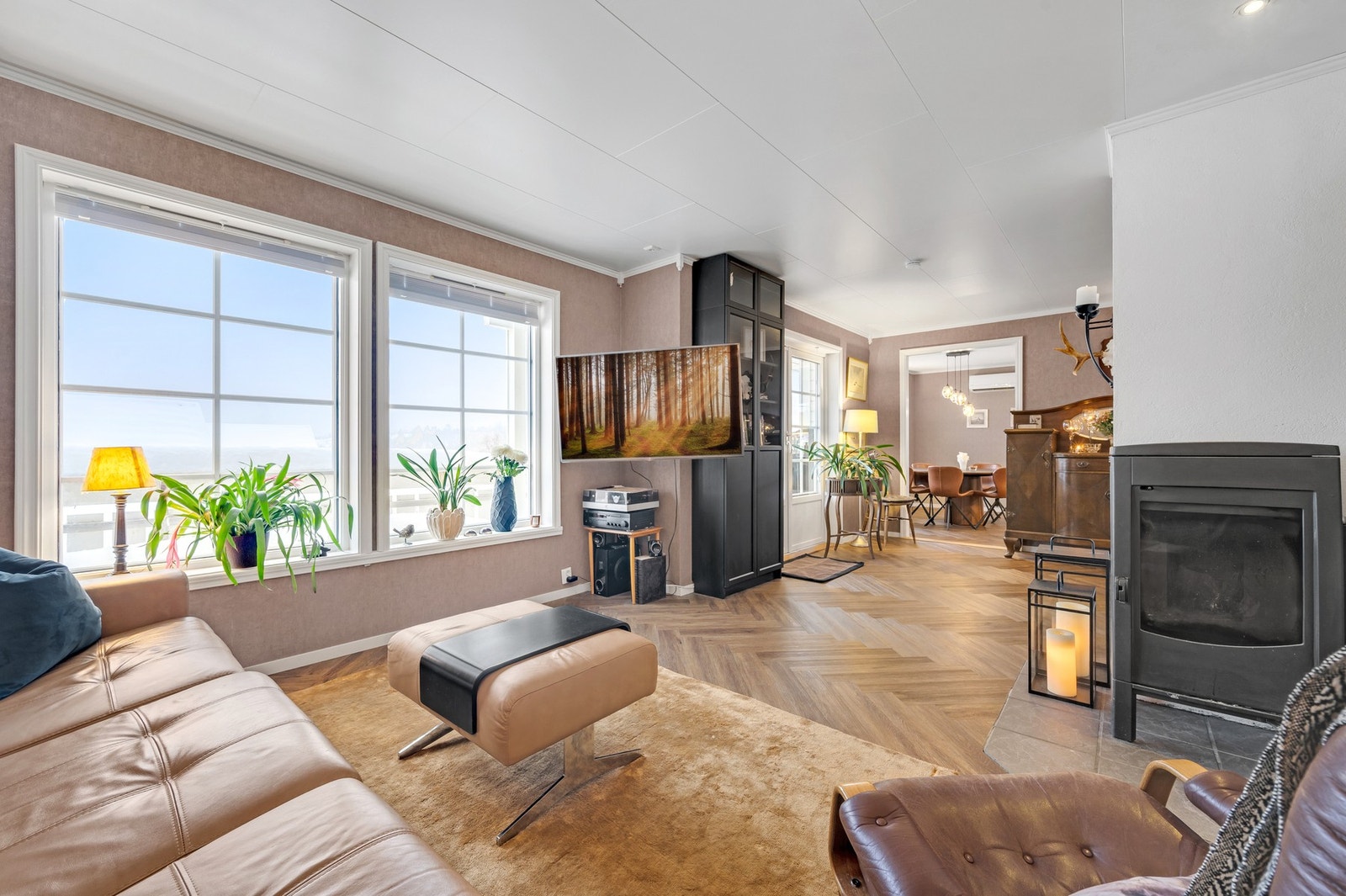 - Stuen oppleves som luftig og åpen med fine møbleringsmuligheter. Foto: H5 Galleribilde