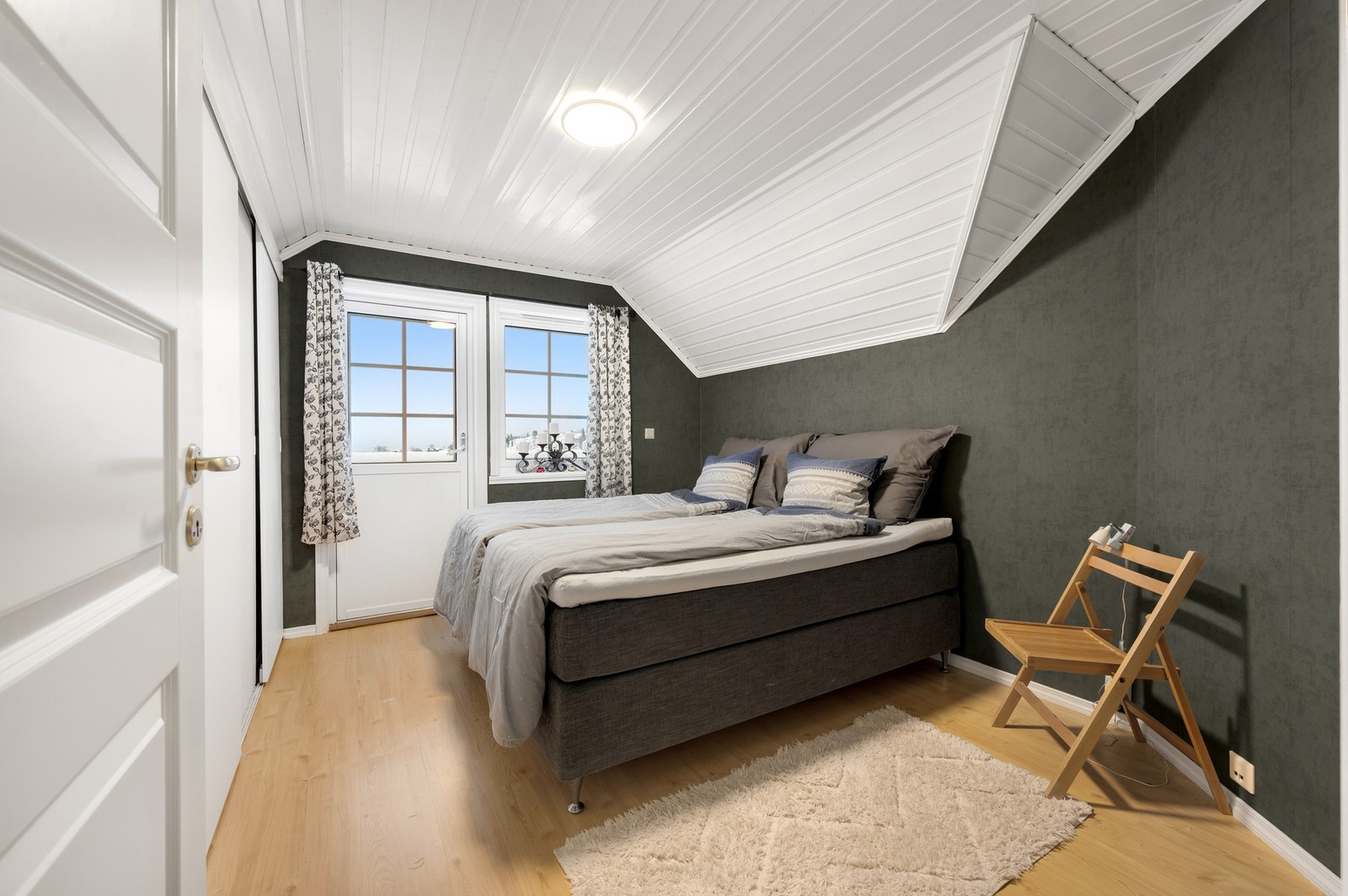 - Romslig soverom med plass for dobbeltseng og dør ut til balkong. Foto: H5 Galleribilde