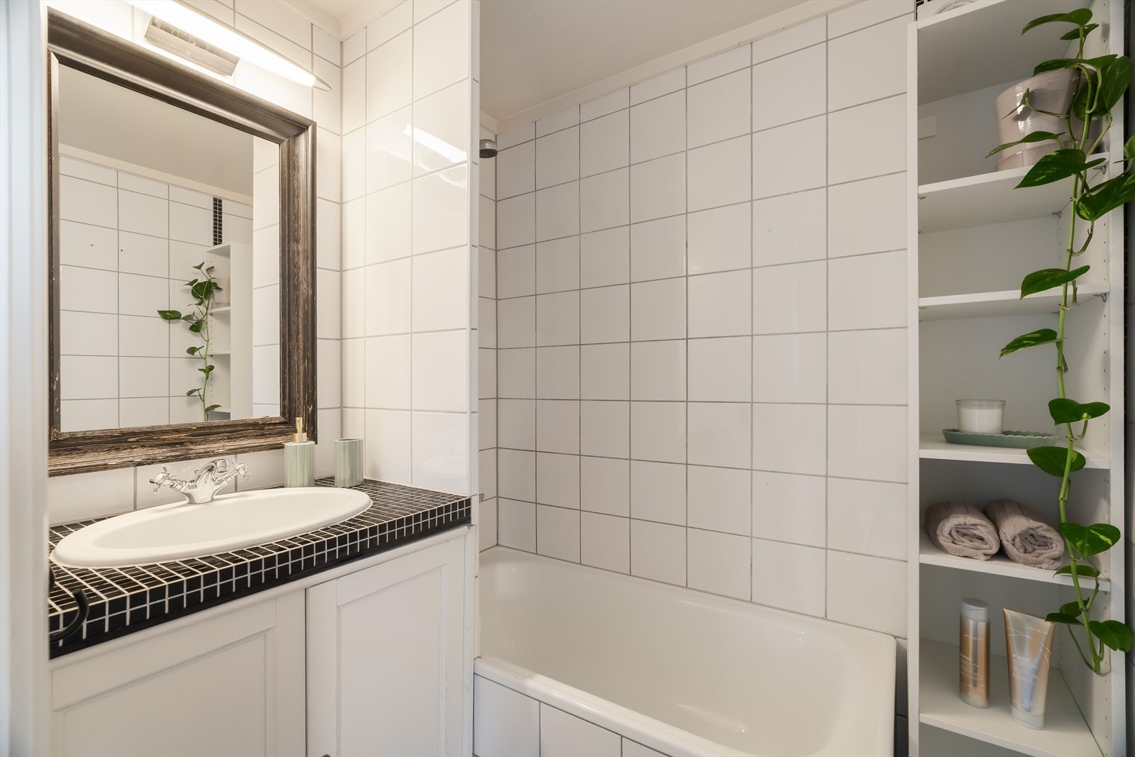 Badet har flislagte overflater og badekar med dusjmulighet. Galleribilde