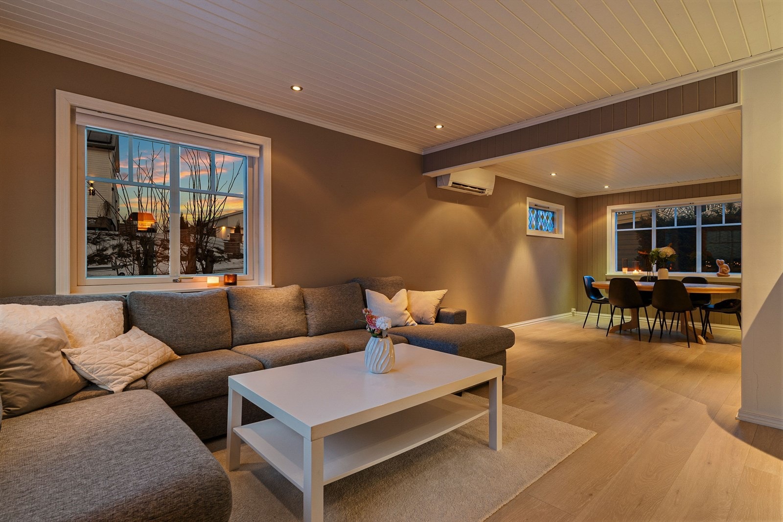 Det er montert varmepumpe i stuen - noe som sikrer et godt og behagelig inneklima. Galleribilde