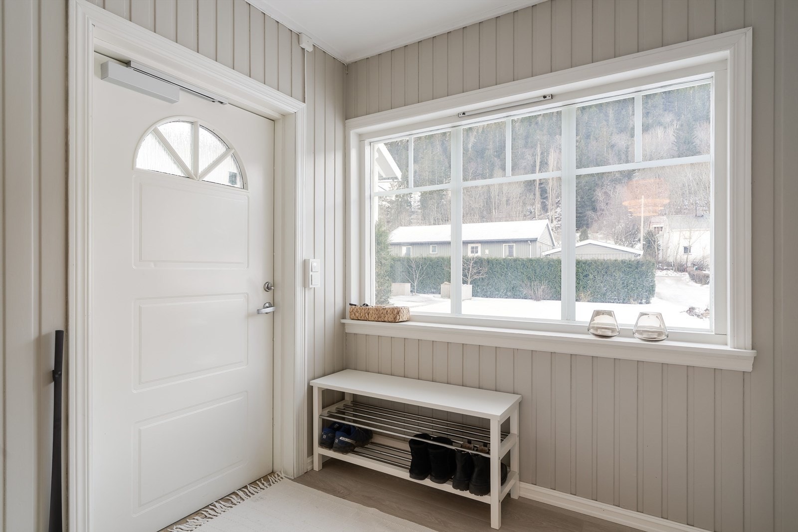 Innbydende entré med lyst og trivelig uttrykk og gir et godt førsteinntrykk allerede idet man kommer inn. Galleribilde