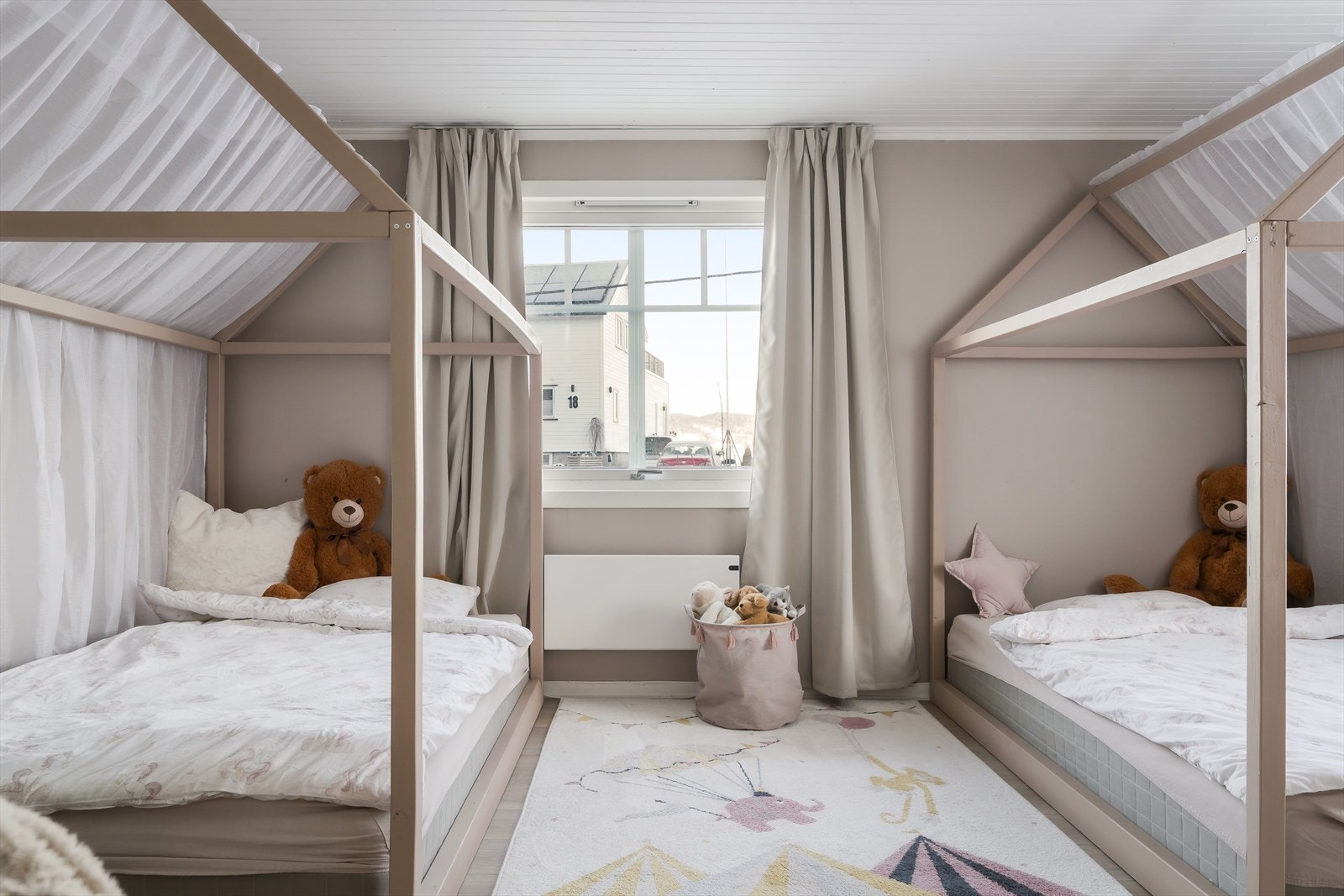 De øvrige soverommene egner seg godt som barnerom, gjesterom eller kontor, og fremstår lyse og lett møblerbare. Galleribilde