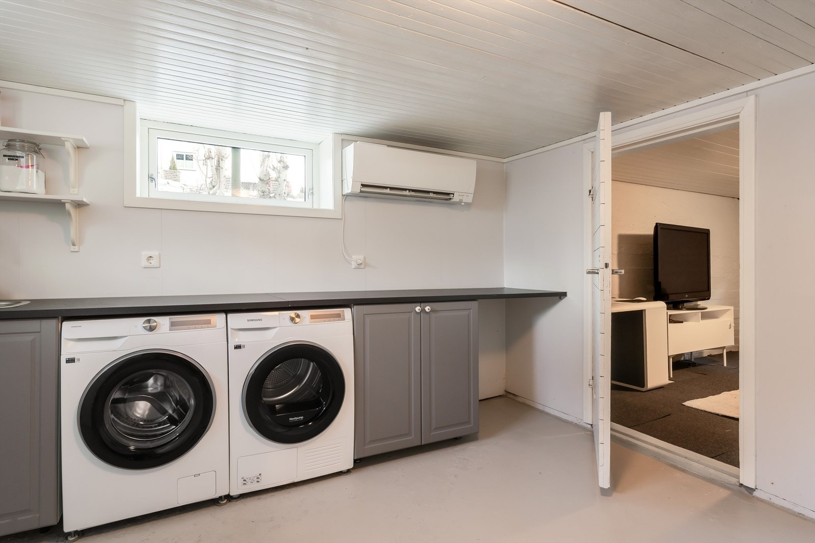 Her er det godt med arbeidsflate og oppbevaringsplass, noe som gjør klesvask og praktiske gjøremål både ryddig og effektivt. Galleribilde