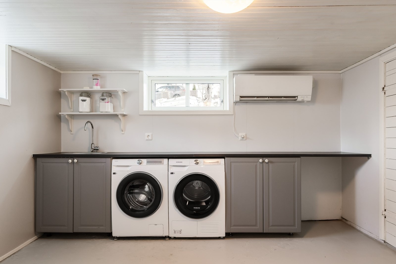 Boligen har et romslig og funksjonelt vaskerom med innredning, benkeplate og opplegg for vaskemaskin og tørketrommel. Galleribilde