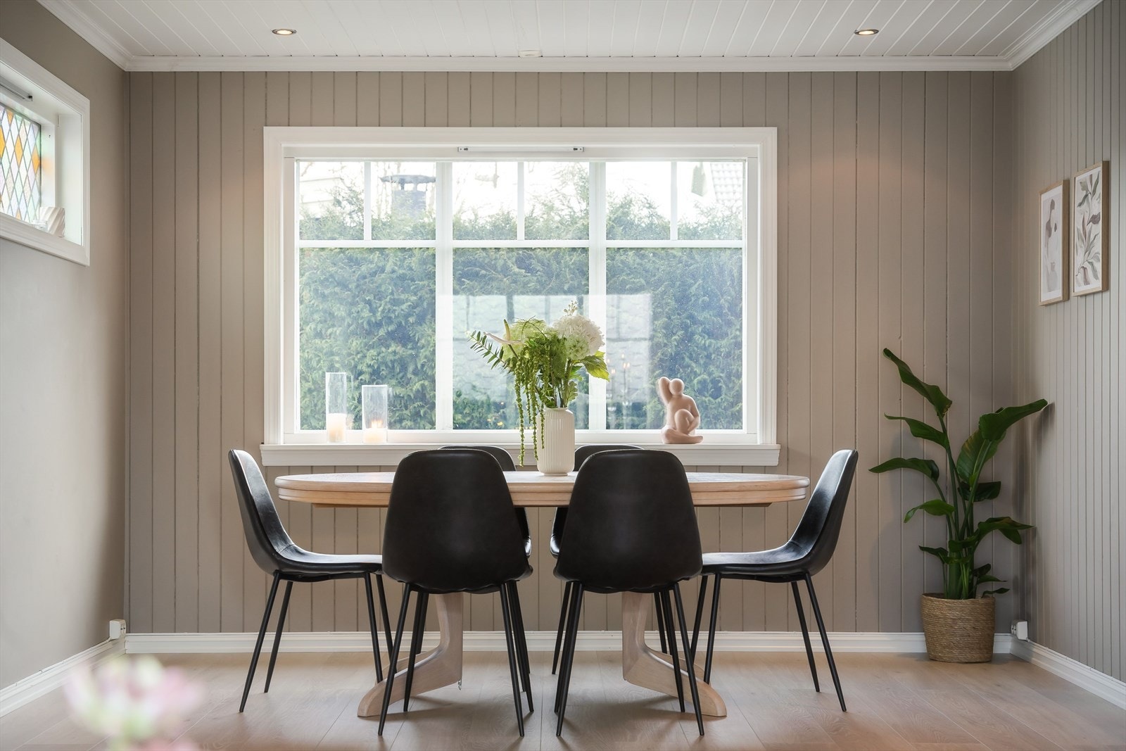 Spiseplassen ligger naturlig til ved kjøkkenet, og her er det god plass til et langbord. Galleribilde