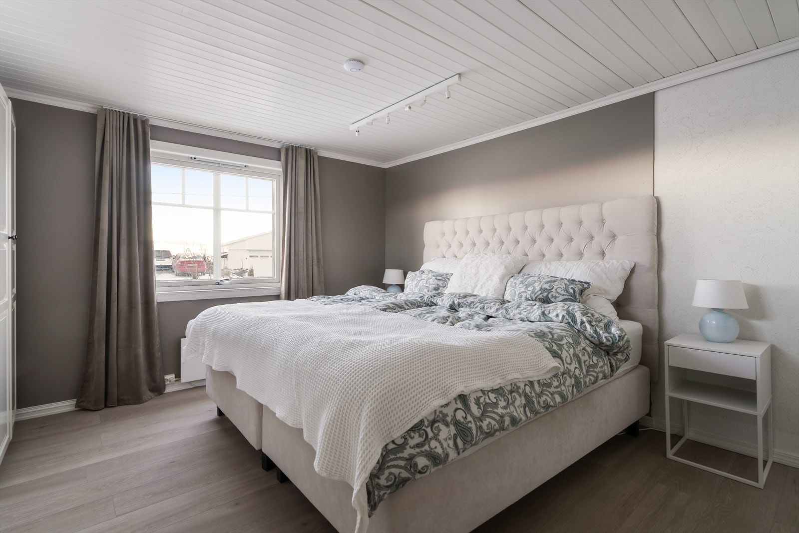 Boligen har tre romslige soverom samlet i 2. etasje. Galleribilde