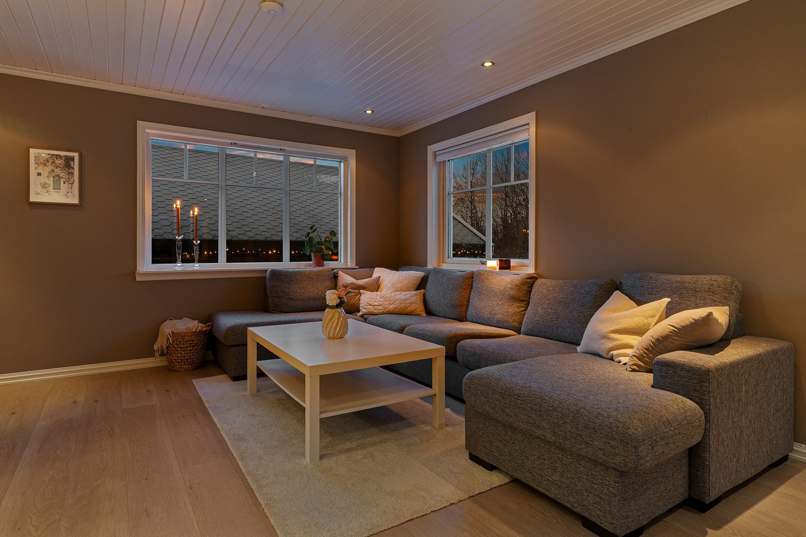 Downlights i himling gir behagelig belysning, og rommets utforming gjør det enkelt å møblere etter behov. Galleribilde