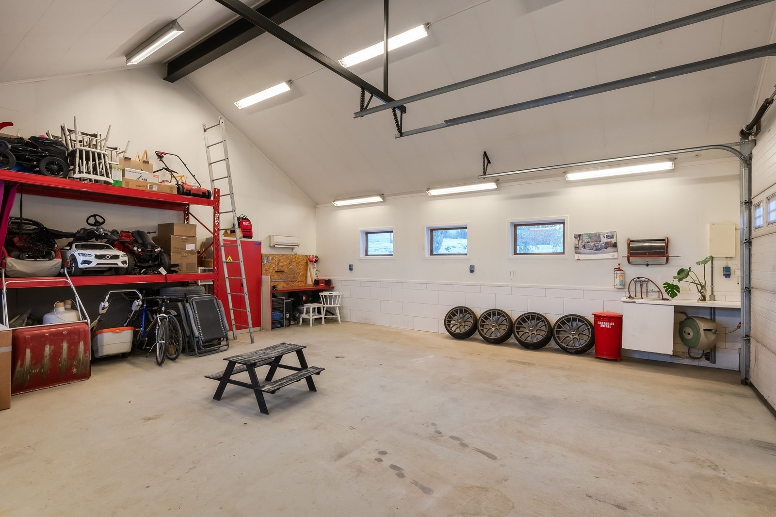 Boligen har en svært romslig garasje. Her er det plass til flere kjøretøy, i tillegg til god lagringsplass for utstyr, sykler og hobbyartikler. Galleribilde