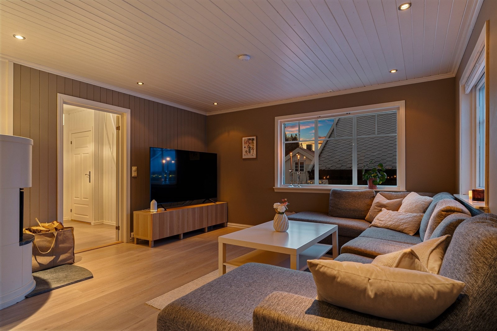 Stuen er romslig og innbydende med god plass til sofagruppen. Galleribilde