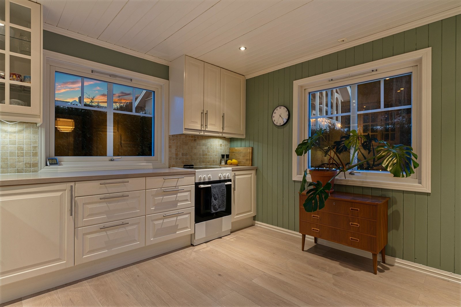 L-formet kjøkkenløsning gir en praktisk arbeidssone, samtidig som rommet oppleves åpent og oversiktlig. Galleribilde