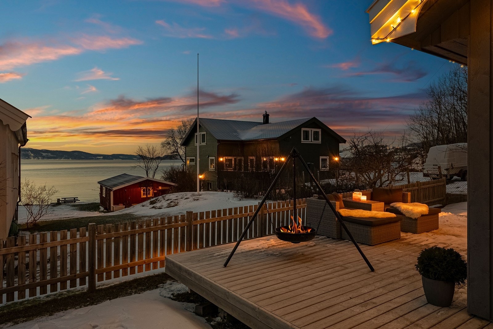 Dette er en innholdsrik og attraktiv enebolig med svært gode uteområder og flott beliggenhet nær fjorden. Galleribilde