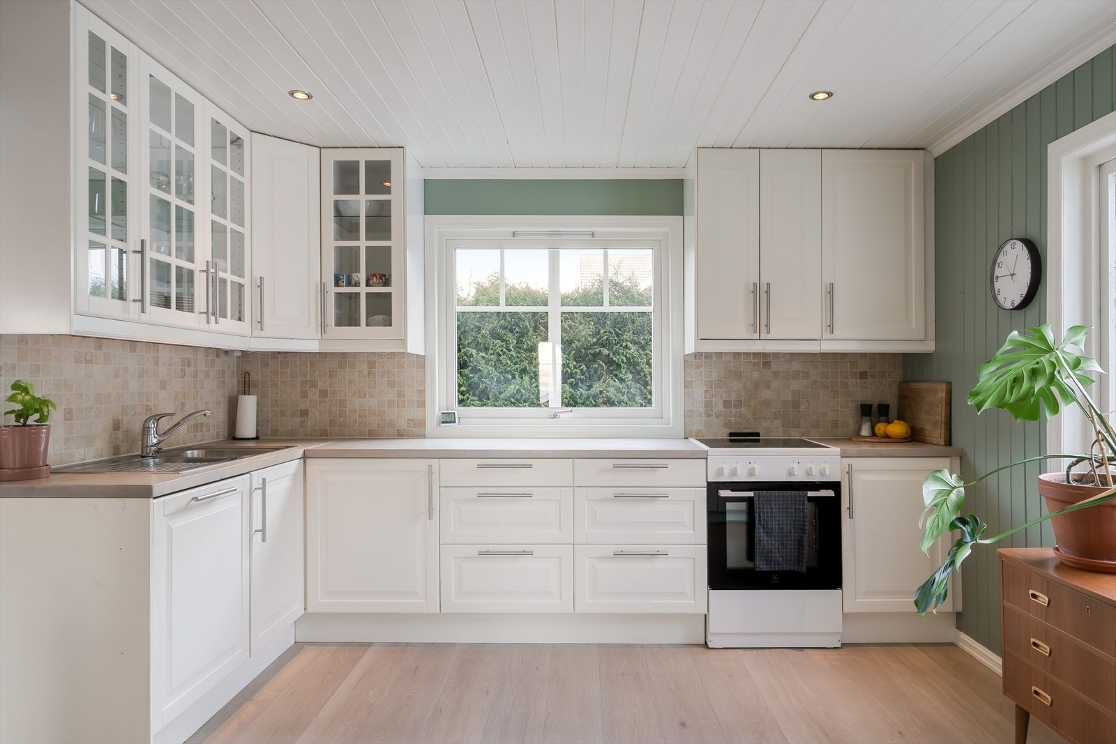 Kjøkkenet har vindu som slipper inn godt med dagslys og gir en trivelig atmosfære. Galleribilde