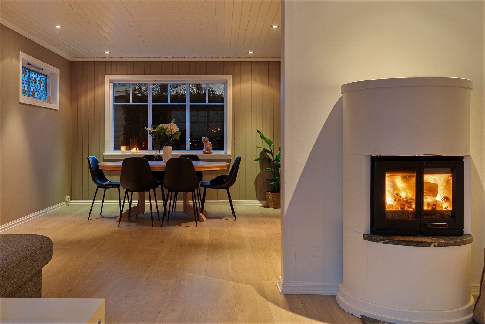 I stuen er det vedovn som bidrar til både god varme og ekstra hygge i hverdagen. Galleribilde