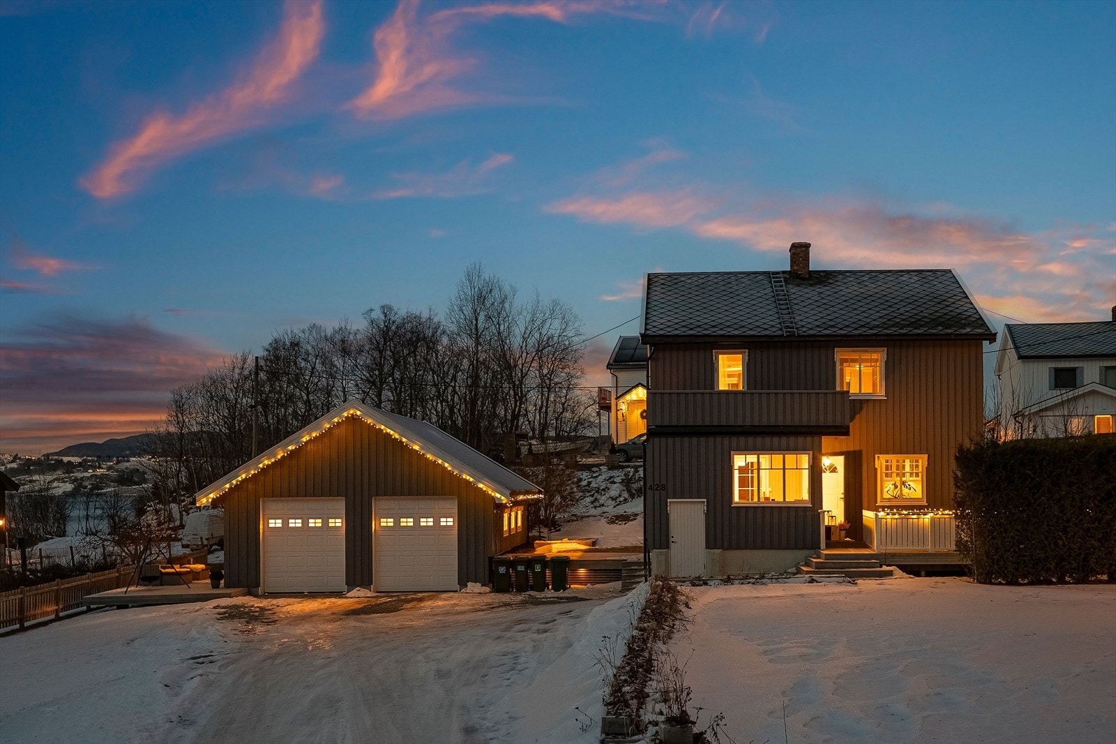 Eiendommen ligger i et barnevennlig, landlig og sjønært boligområde i Buvika i Skaun kommune. Galleribilde