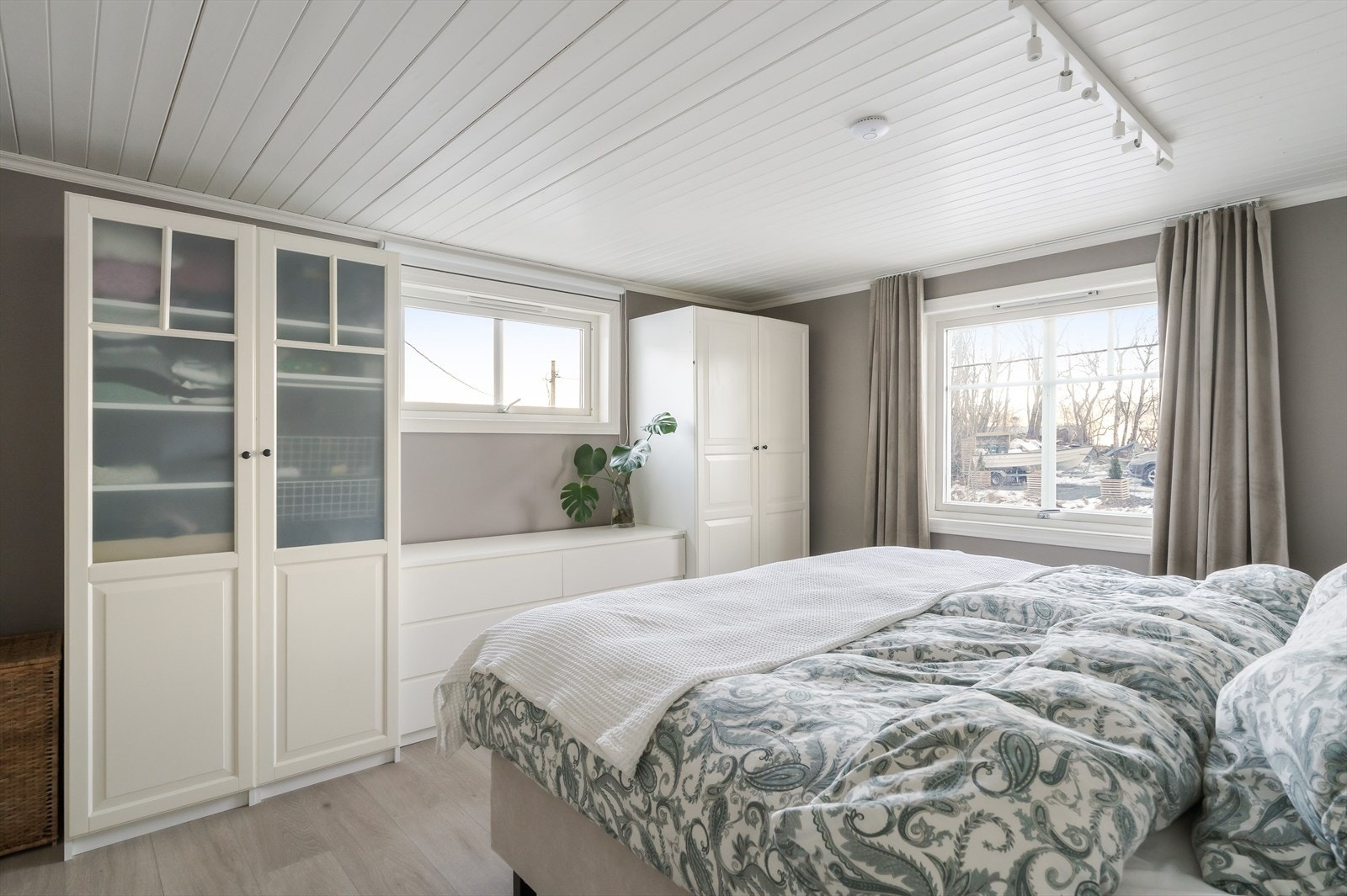 Hovedsoverommet er romslig og har god plass til dobbeltseng og garderobeløsninger. Galleribilde