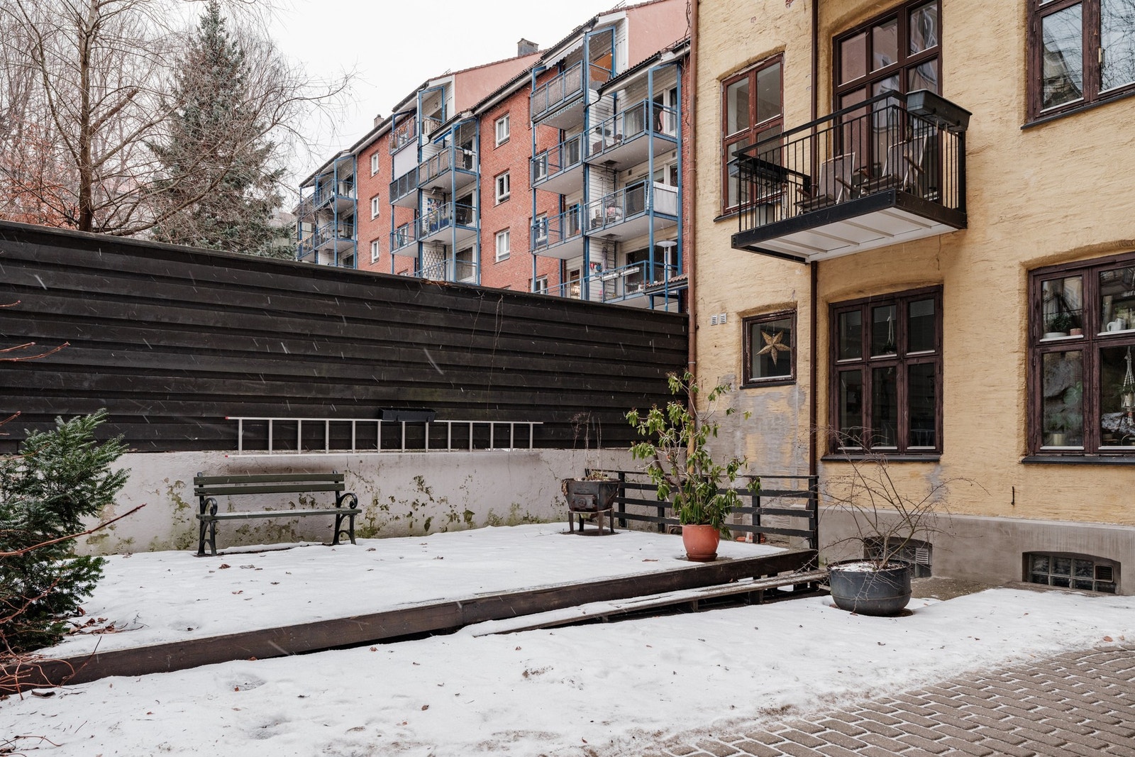 Sameiet har en hyggelig bakgård med sittegrupper Galleribilde