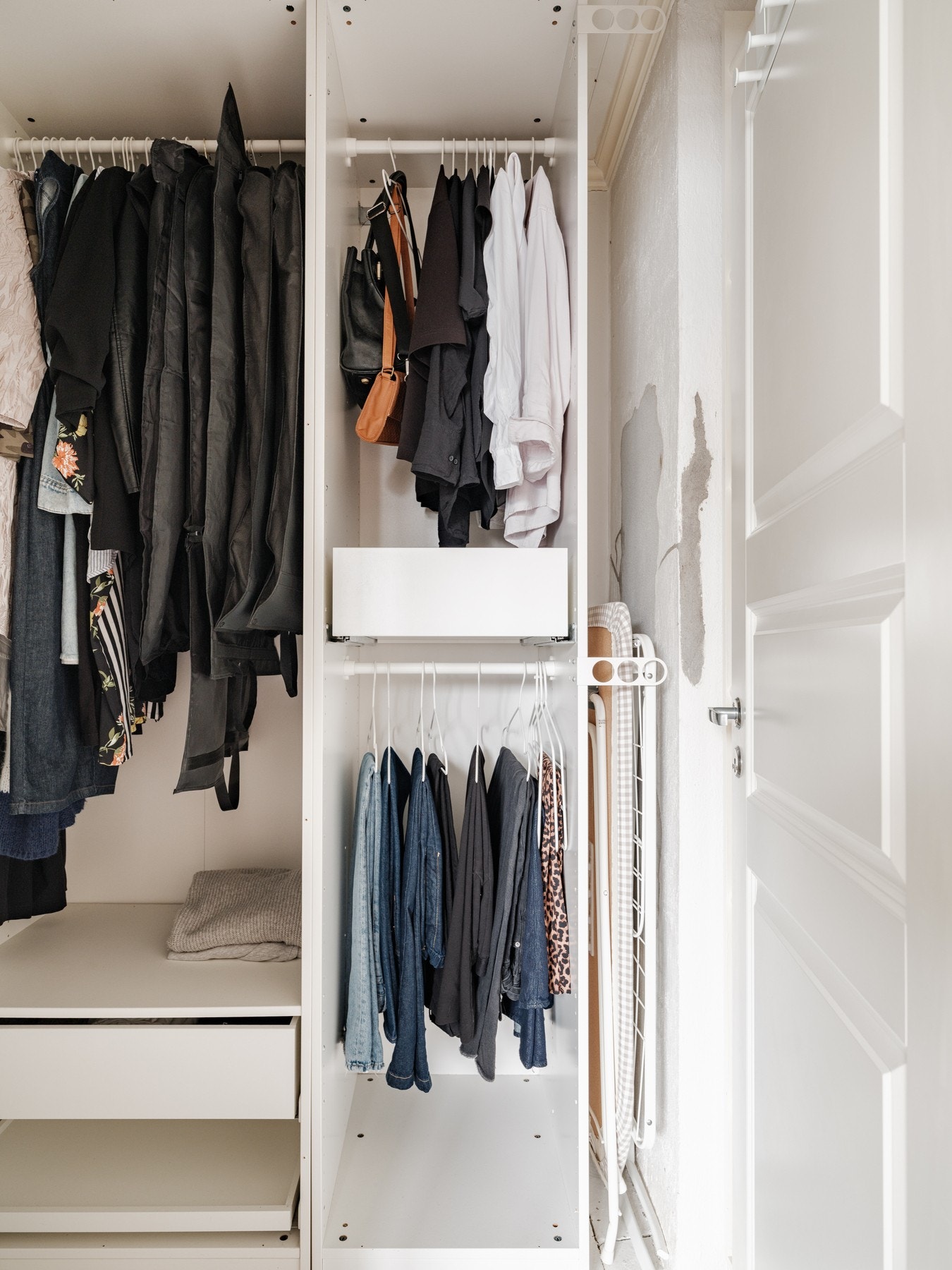 Direkte adkomst fra hovedsoverom til praktisk walk-in-closet Galleribilde