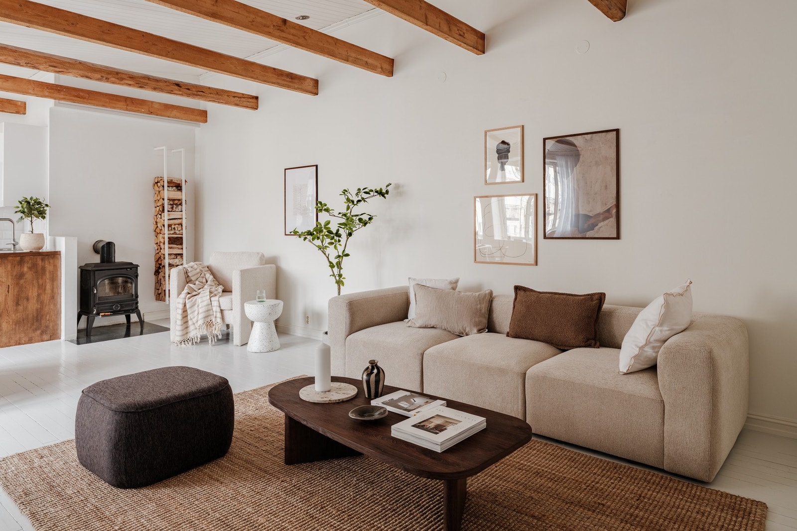 I stuen er det god plass til stor sofagruppe med tilhørende mediemøblement Galleribilde