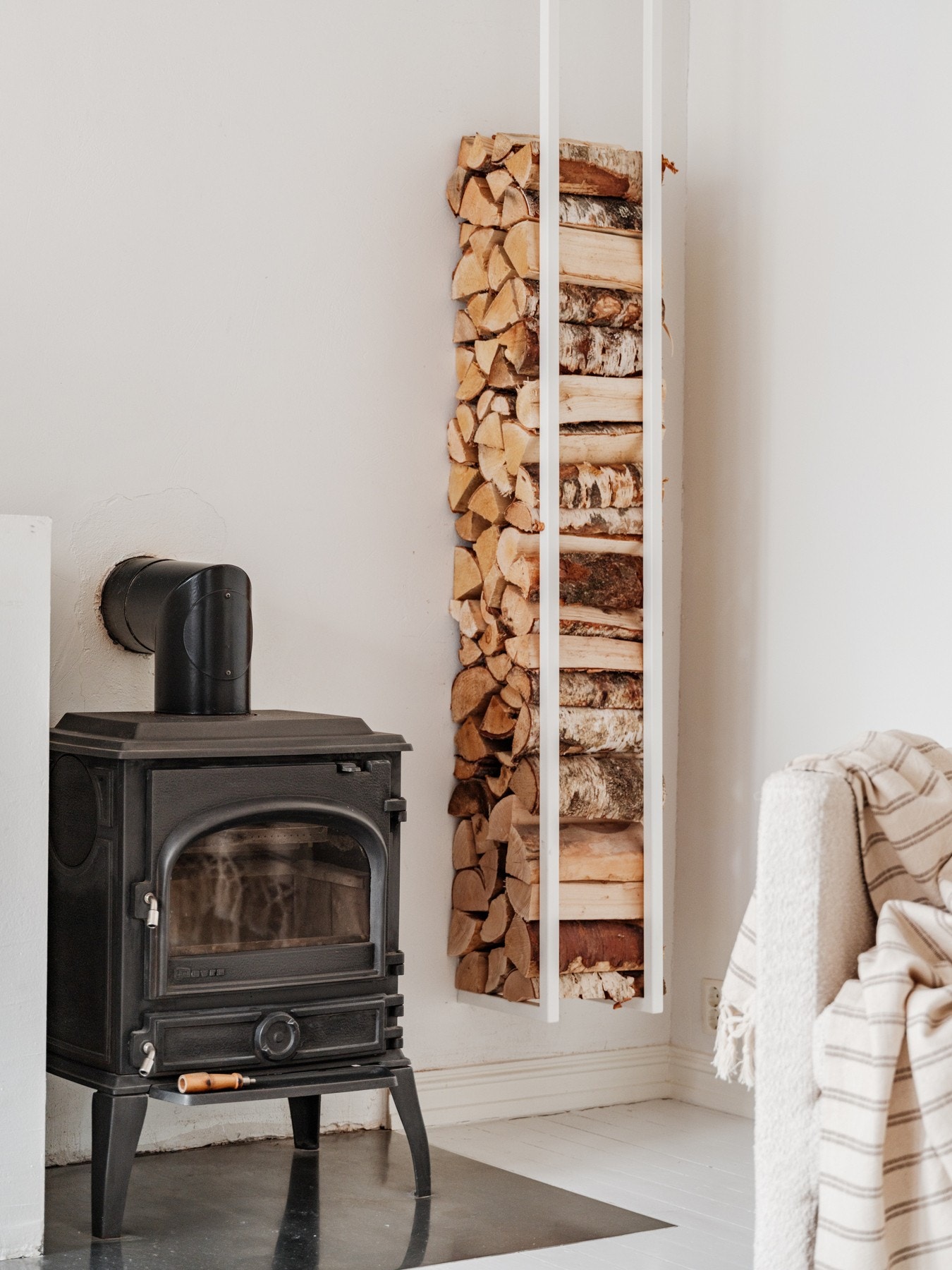 Peisovn med glassfelt gir godt med varme på kalde dager. Pipeløp ble rehabilitert i 2016 i regi av sameiet Galleribilde