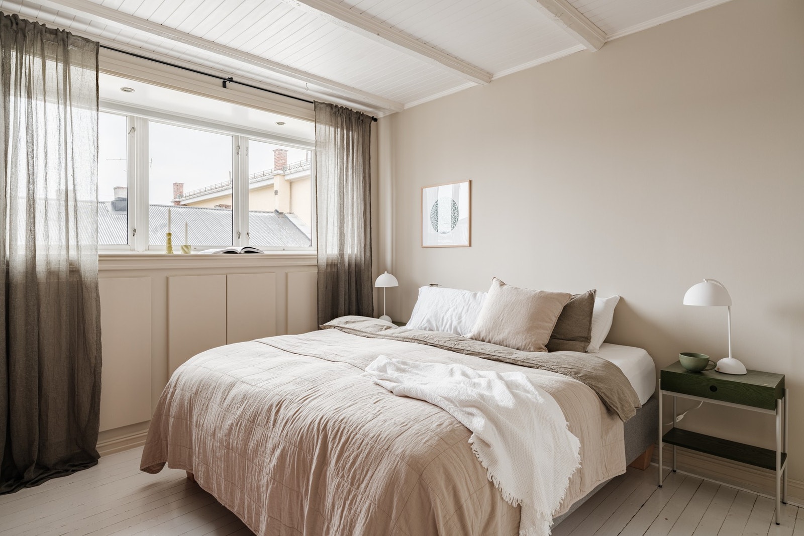 Hovedsoverom av svært god størrelse med god plass til stor dobbeltseng Galleribilde