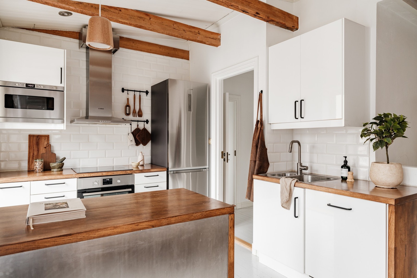 Praktisk halvøy skiller kjøkken fra stuedelen Galleribilde