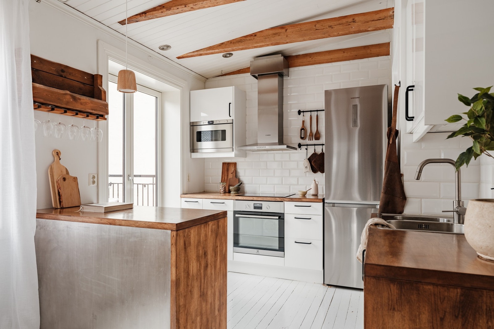 Kjøkkeninnredning med slette, tidløse fronter og pen heltre benkeplate Galleribilde