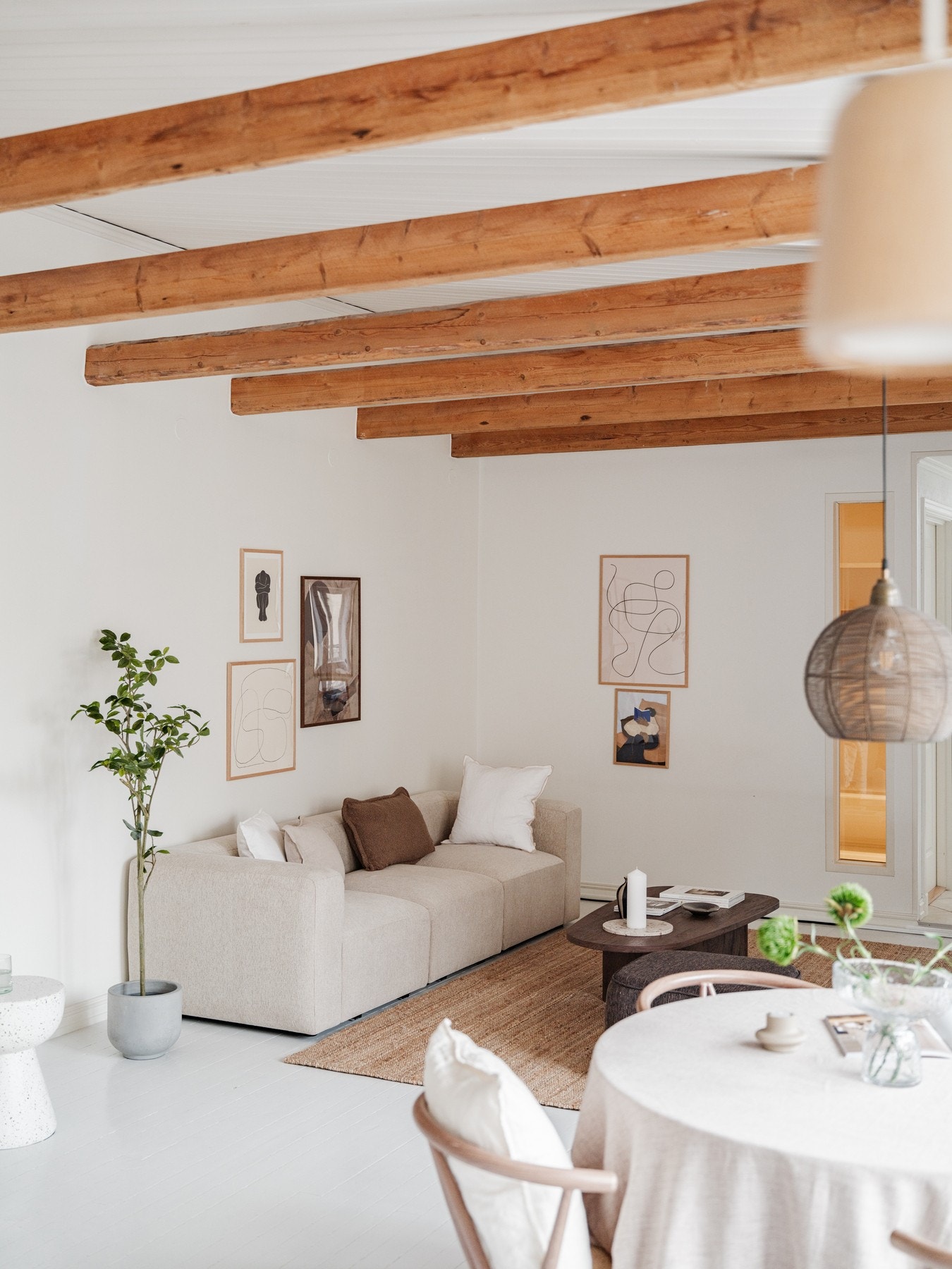 Boligen ligger i en klassisk 1890-tallsbygård med bevarte detaljer Galleribilde